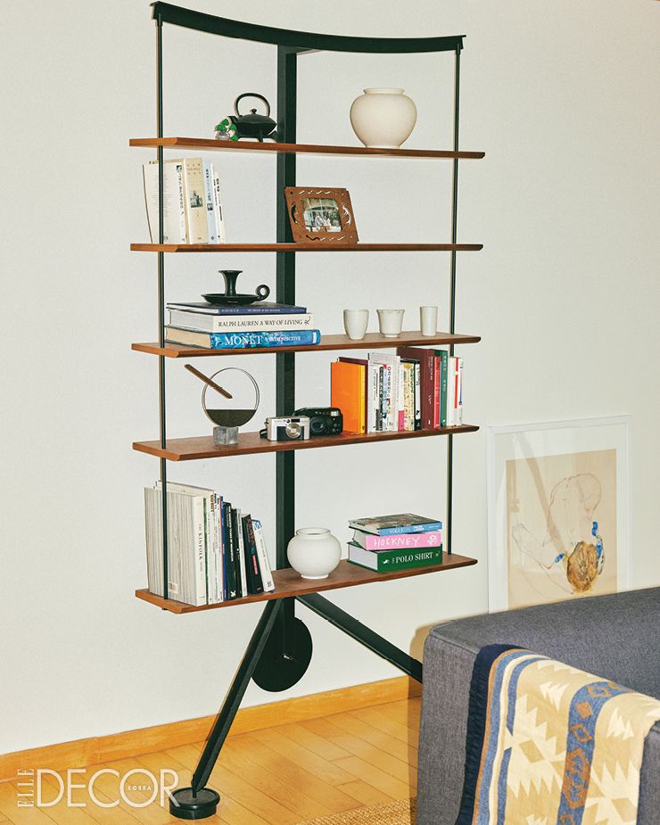  유니크한 디자인의 책장에는 좋아하는 물건을 올려놓았다. 단아한 백자와 필름 카메라, 차 도구가 요즘의 관심사다. 