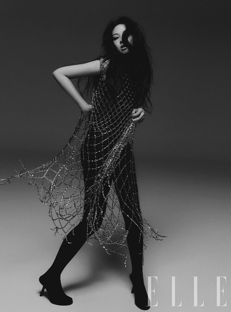 톱과 타이츠 부츠, 메탈 네트 드레스는 모두 Balenciaga. 