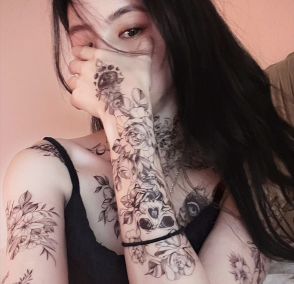 앞서 타투 스티커를 붙여 화제가 됐던 한소희 