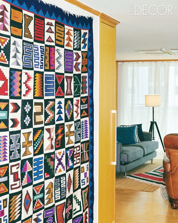 페루 여행에서 구입한 커다랗고 이국적인 블랭킷을 다이닝 룸 벽면에 걸었다.