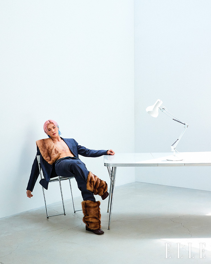 실크 트윌 테일러드 재킷과 팬츠, 페이크 퍼 레더 니 부츠와 어깨에 레이어드한 스누드는 모두 Loewe.