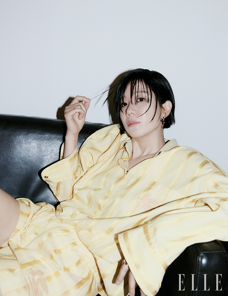 투피스는 Etro. 이어링은 Blackmuse. 링은 Invisible-collage. 