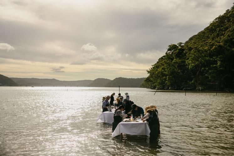 바다 위 레스토랑에서 굴과 새우 등 신선한 해산물과 함께 샴페인을 즐길 수 있다. ⓒSydney Oyster Farm Tours