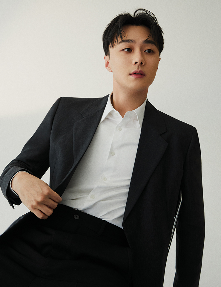 시백우가 입은 재킷과 셔츠, 팬츠는 모두 Prada.