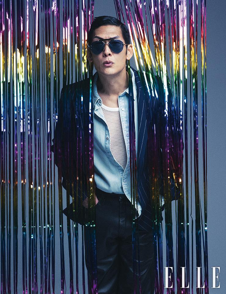 네이비 스트라이프 재킷과 데님 셔츠, 메시 톱과 레더 팬츠는 모두 Ami. 