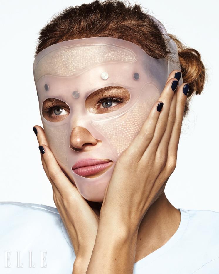  케이프 톱은 Nina Ricci. 마스크는 Charlotte Tilbury.