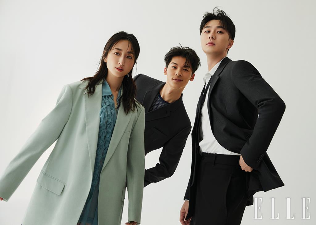 가가연이 입은 블라우스와 재킷은 모두 Dries Van Noten. 허광한이 입은 수트 세트업은 Dior Men. 슬리브리스는 Emporio Armani. 시백우가 입은 셔츠와 재킷, 타이는 모두 Prada.