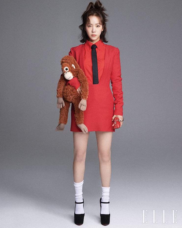레드 셔츠와 미니 원피스는 모두 Valentino. 블랙 타이와 록 스터드 클러치백은 Valentino Garavani. 양말과 슈즈는 모두 스타일리스트 소장품.
