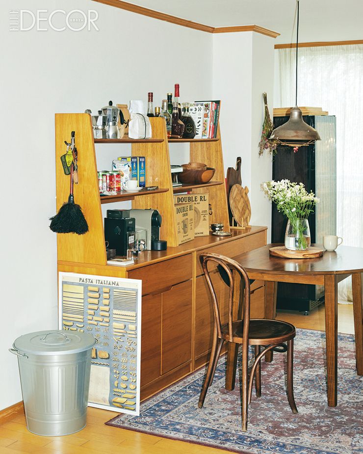 한샘에서 구입한 수납장과 오랫동안 사용한 나무 식탁, 중고 마켓에서 구입한 토넷 체어가 어우러진 다이닝 룸. 요리를 즐겨 해서 조리 도구와 식재료도 다양하다. 