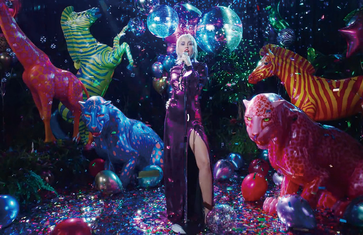 마일리 사이러스가 구찌 드레스를 입고 등장한 ‘Midnight Sky’ 뮤직비디오 속 한 장면. 