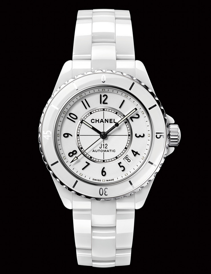 화이트 세라믹과 스틸 케이스가 조화를 이룬 J12 워치. 