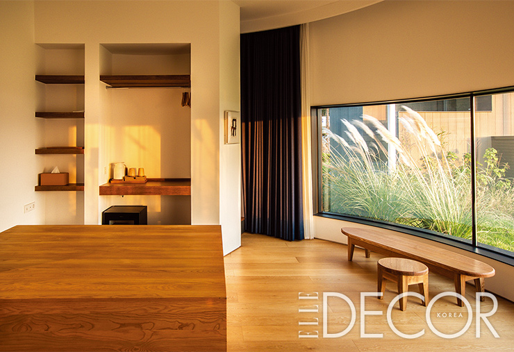 여섯 개의 객실동은 10월 초에 가오픈했다. 원목 등 자연 소재를 이용한 아늑한 객실은 모두 바다가 보이는 파노라마 뷰로 조용한 휴식을 위한 프라이빗 공간이다.