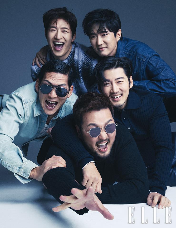 손호영이 입은 니트는 Givenchy. 데니 안이 입은 데님 셔츠는 Levi’s. 팬츠는 Dior Men. 윤계상이 입은 니트셔츠는 Bottega Veneta. 김태우가 입은 니트는 스타일리스트 소장품. 박준형이 입은 메시 톱과 셔츠는 모두 Ami. 