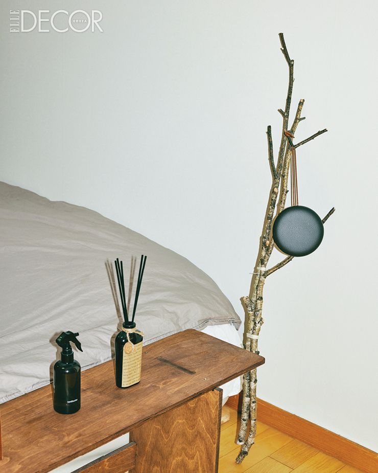  나무의 결이 잘 보이는 심플한 디자인의 벤치는 주문 제작한 것. 침실에는 되도록 많은 물건을 놓지 않는 편이다. 