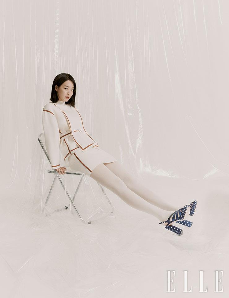 베르사유 정원에서 영감을 받은 블랙 ‘미니 브로쉬 비비에 플랫폼 샌들’과 별 장식의 네이비 ‘미니 스타 플랫폼 샌들’은 모두 Roger Vivier. 라이닝 톱과 미니스커트는 모두 Herme`s. 