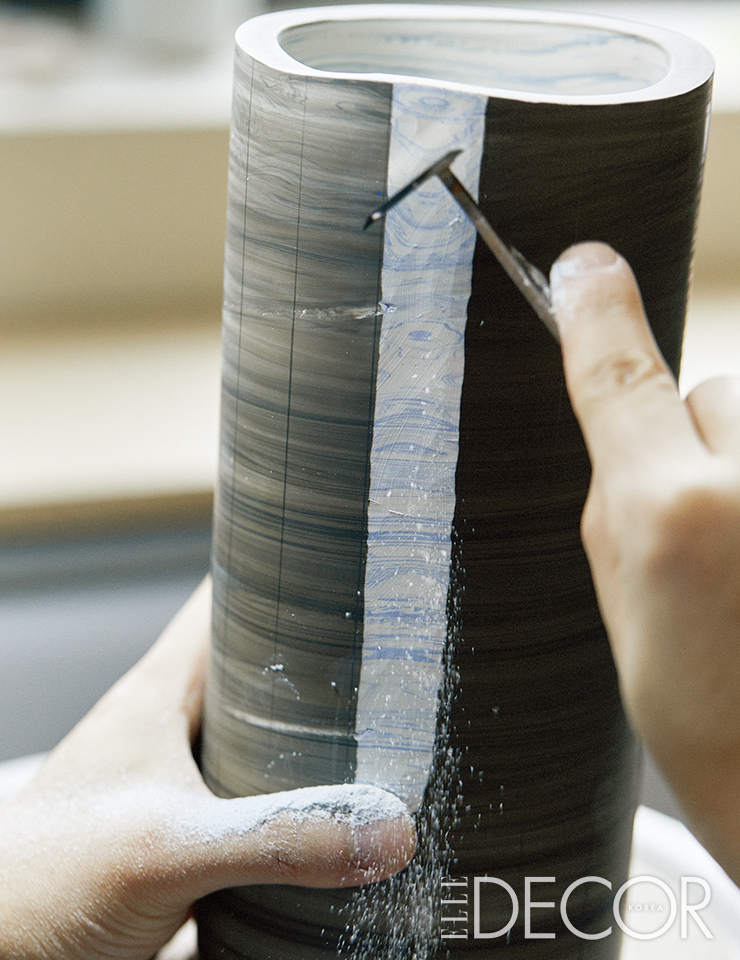 도자의 표면을 섬세하게 여러 번 깎아 패턴을 만드는 김덕호 작가의 작업.