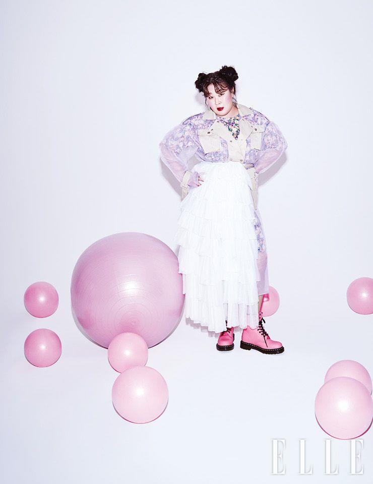 시어한 소재의 트렌치코트와 티어드 스커트는 모두 Dew E Dew E. 플로럴 패턴의 미니드레스는 09Women. 핑크 컬러의 워크 부츠는 Dr. Martens.