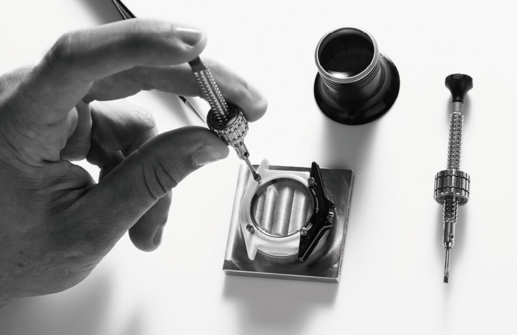 J12 워치가 탄생하는 섬세한 메이킹 과정. 