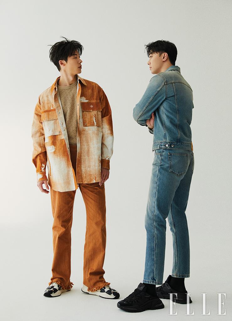 ㅇ허광한이 입은 니트 톱과 블라우스, 트라우저, 스니커즈는 모두 Fendi. 시백우가 입은 데님 재킷과 팬츠는 모두 Prada. 스니커즈는 Dolce & Gabbana.