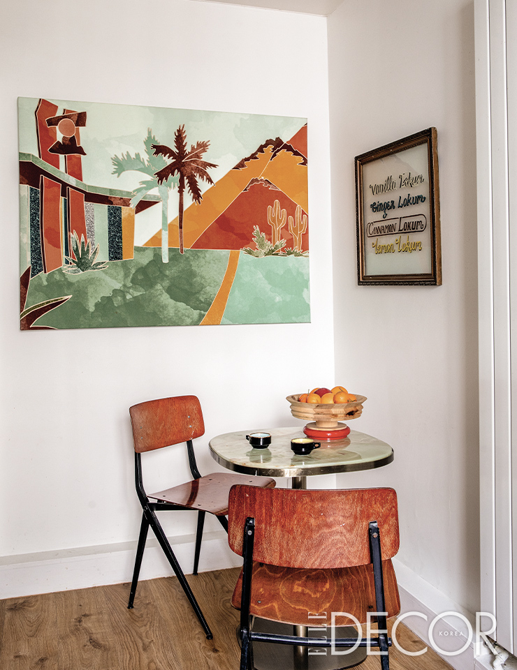 아침 식사용 테이블은 AMPM, 의자는 프리소 크라머르(Friso Kramer), 벽에는 패션 브랜드 메종 페르(Maison Pe&acute;re)의 라이프스타일 팝업 이벤트 당시 선보였던 그림이 걸려 있다. 오른쪽 벽에 걸린 액자는 터키 벼룩시장에서 찾아낸 작자 미상의 작품.