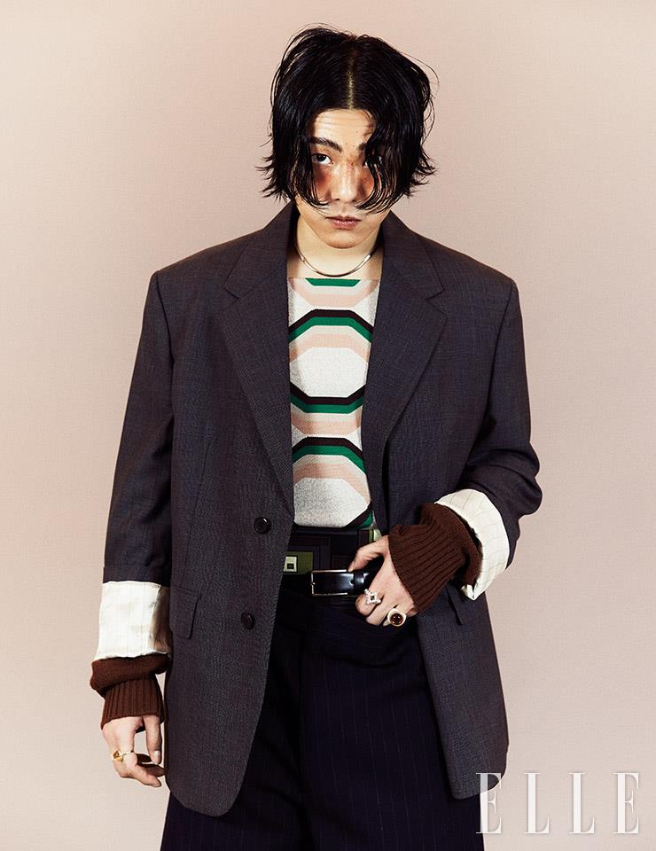 니트 톱과 카디건, 재킷과 팬츠는 모두 Prada. 네크리스는 Every Birthday. 오른손 약지에 낀 링은 Gneul. 검지에 낀 링은 Jiye Shin. 왼손 검지에 낀 링은 Vokchoi. 약지에 낀 링은 Usite X Amonz. 