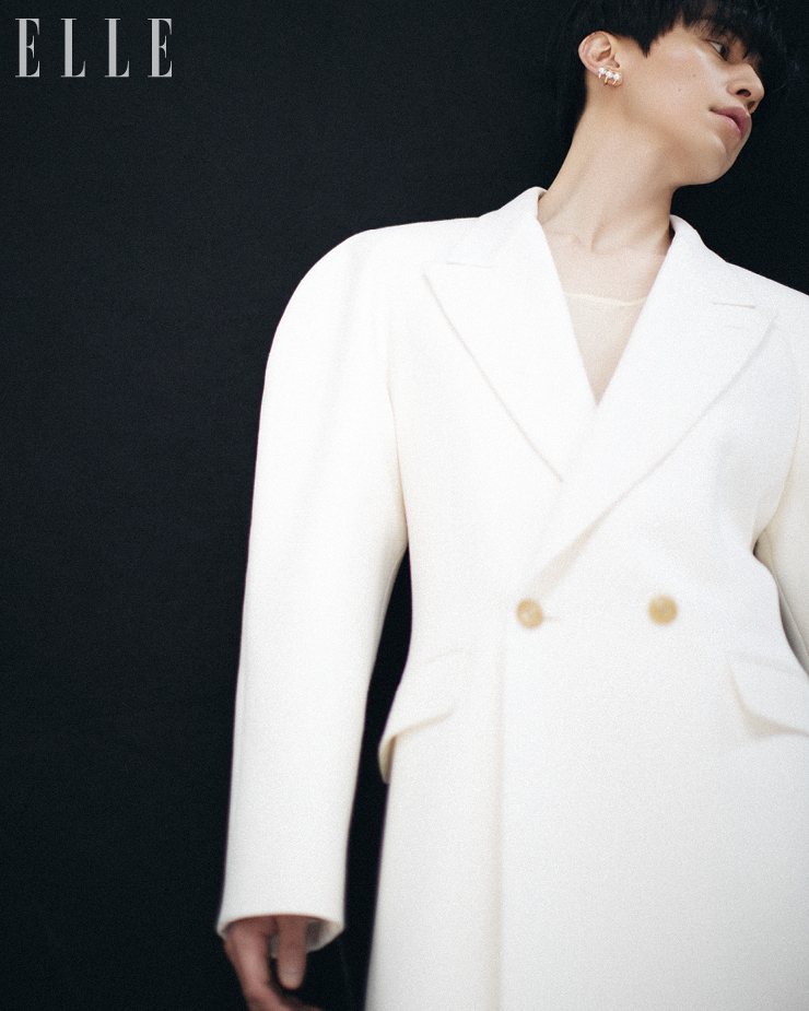 코트와 팬츠는 모두 Alexander McQueen. 이어링은 Tasaki. 