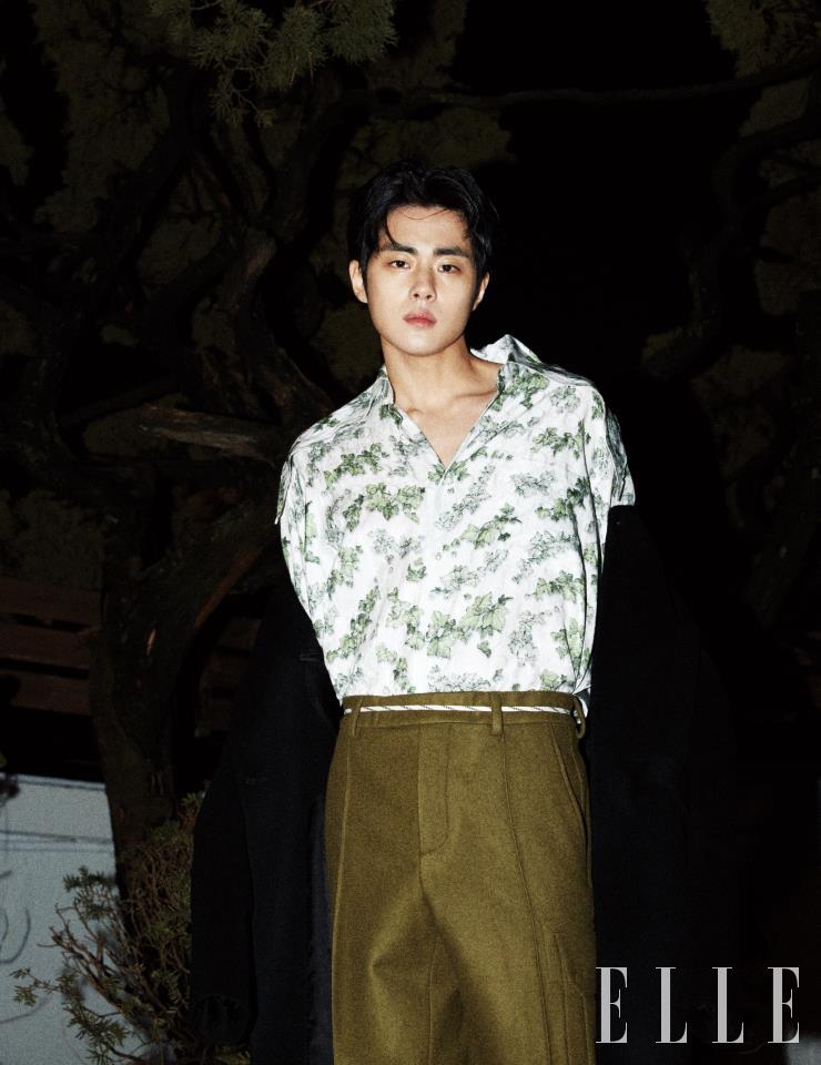 블랙 롱 재킷과 패턴 셔츠, 모직 팬츠는 모두 Dior Men. 벨트는 스타일리스트 소장품.