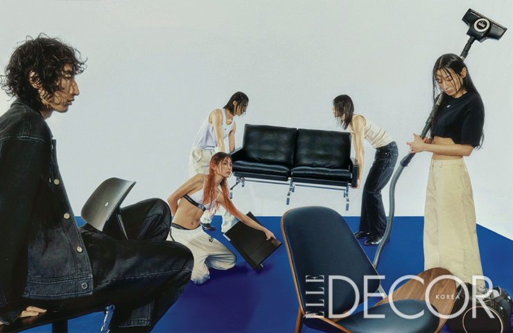 (왼쪽부터) ‘케비 2533 체어’는 Montana by 8 Colors. 오픈된 사각 형태의 북 키퍼는 A. Petersen by Hpix. 2인용 소파 ‘PK31’은 Fritz Hansen. 앞쪽에 놓인 라운지 체어는 Carl Hansen & Son. 컴팩트한 디자인의 진공청소기 ‘Boost CX1’은 Miele. 봉우가 입은 재킷과 팬츠는 모두 Wooyoungmi. 세원이 입은 브라와 팬티는 모두 Calvin Klein Underwear. 팬츠는 S/E/O. 류민이 입은 톱과 팬츠는 모두 51Percent. 주혁이 입은 톱은 Grey Yang. 팬츠는 51Percent. 노아가 입은 티셔츠는 Calvin Klein Jeans. 팬츠는 Leha.