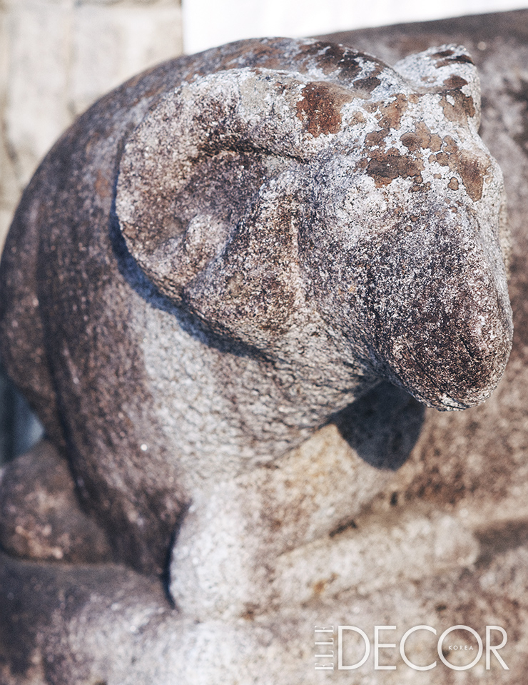 오른쪽은 앤솔로지아의 출입문 양쪽에 서로를 바라보게 배치한 양 석물. 간송 전형필이 같은 석물을 소장하고 있다.