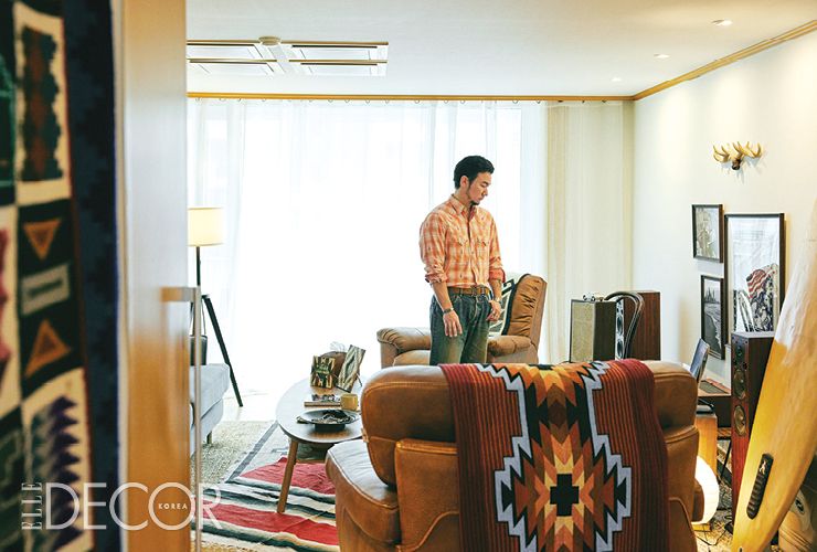 자신이 좋아하는 것으로 채운 거실에 서 있는 박하빈. 