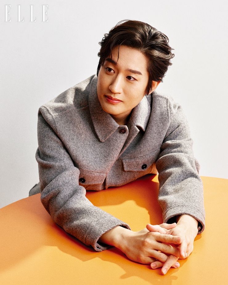 그레이 울 재킷은 Massimo Dutti. 