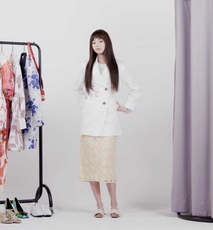 벨티드 재킷은 Eudon choi. 플라워 아플리케 옐로 스커트는 Romanchic.