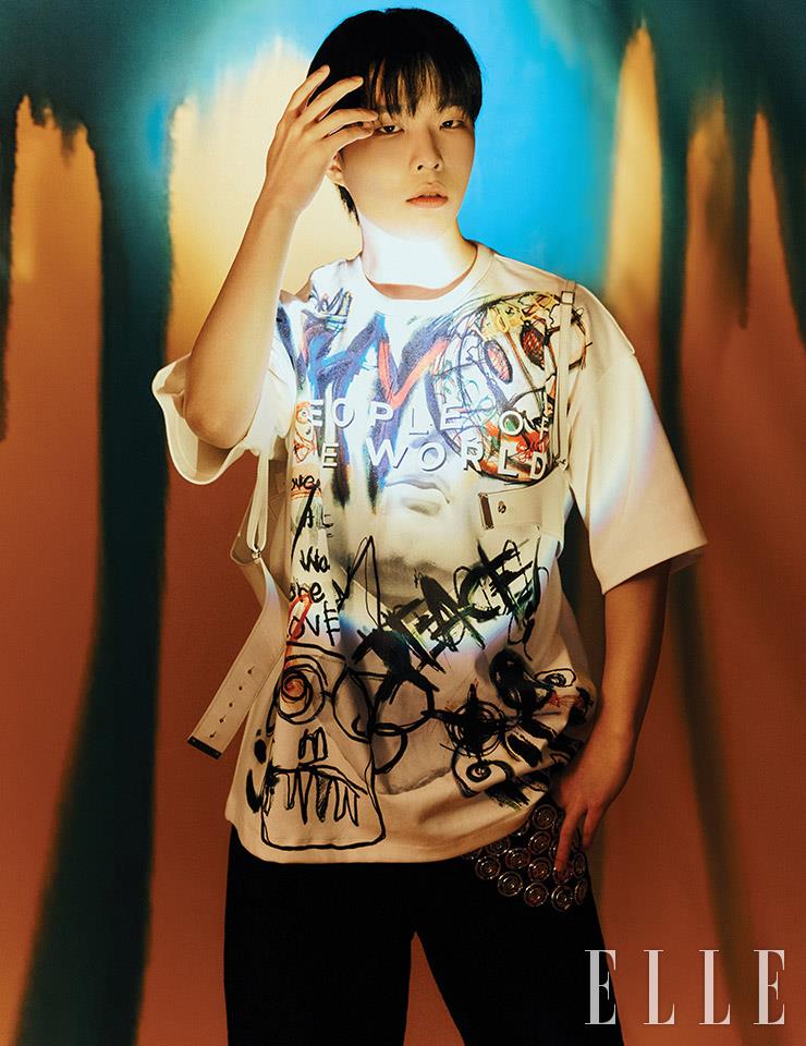  드로잉 패턴 티셔츠는 People of the World. 스터드 장식이 달린 팬츠는 Loewe by Opal.