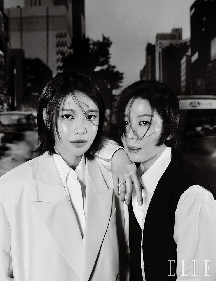 최수영이 입은 코트와 셔츠는 모두 The Row. 이어링은 Portrait Report.  전혜진이 입은 셔츠와 베스트는 모두 The Row. 링은 Vokchoi. 