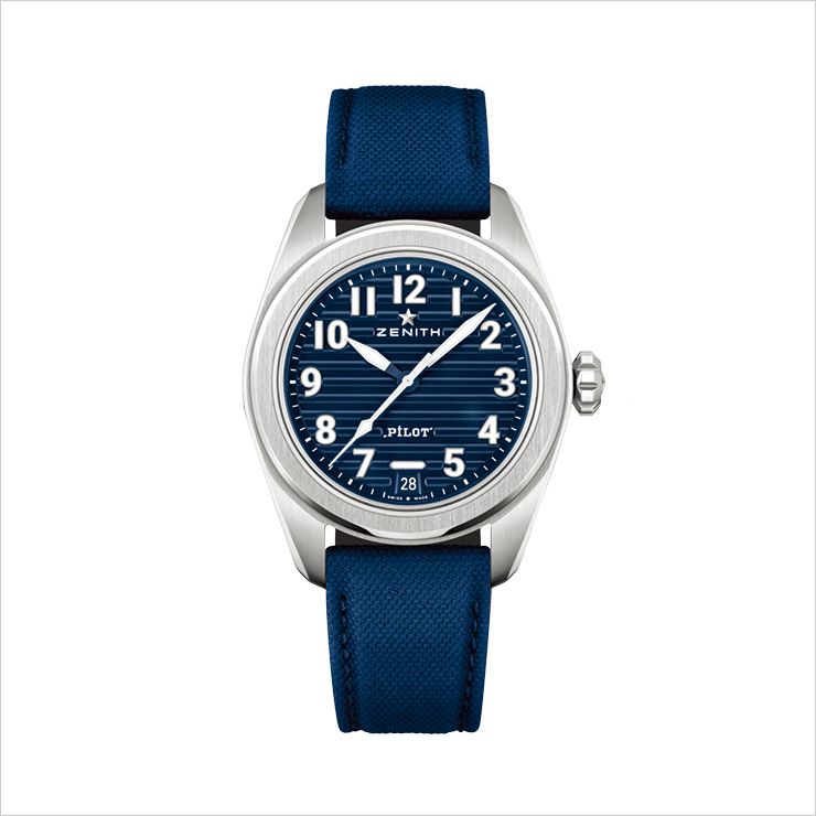 블루 컬러 홈 디테일로 구현한 다이얼을 통해 현대적 디자인으로 승화시킨 ‘파일럿 오토매틱’ 워치.