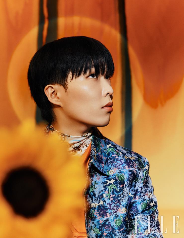 패턴이 돋보이는 코트와 이너로 입은 재킷, 터틀넥은 모두 Dior Men.