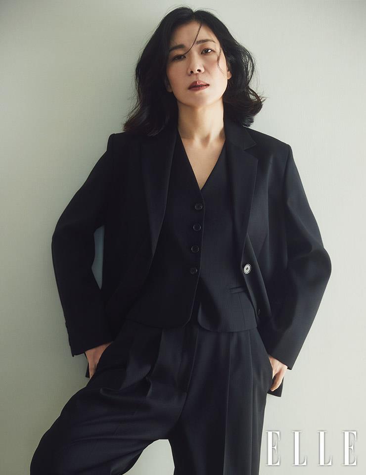 오버사이즈 재킷과 와이드 팬츠, 콤비 베스트는 모두 COS.