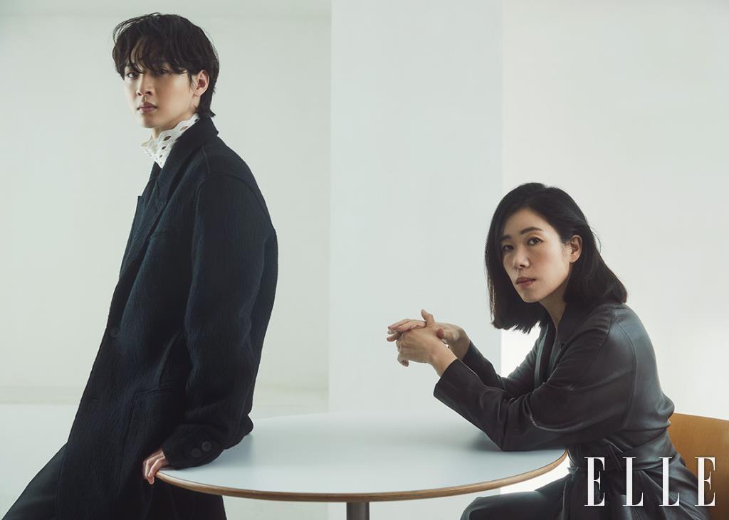 장동윤이 입은 블랙 코트는 Transit by Coevo. 이너 웨어 톱과 블랙 팬츠는 모두 Valentino. 염혜란이 입은 레더 롱 코트는 COS. 와이드 팬츠는 Prendang.