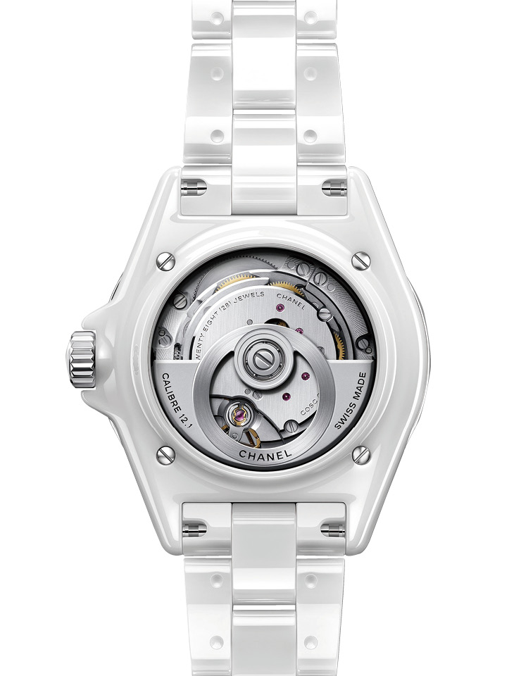 화이트 세라믹 소재가 특징인 J12 워치의 유니크한 백케이스.