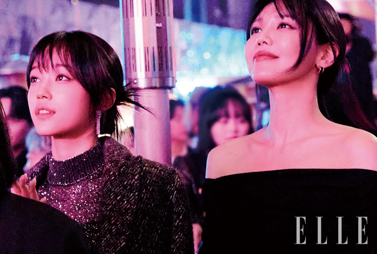 노윤서와 수영이 파티에 집중하고 있다.