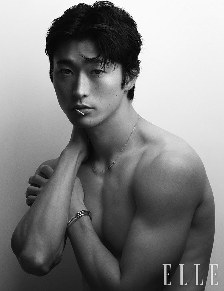 다이아몬드로 포인트를 준 티파니 락 다이아몬드 악센트 뱅글, 레이어드한 티파니 락 뱅글, T 모티프를 변형한 티파니 T 스마일 라지 펜던트 네크리스는 모두 Tiffany & Co.