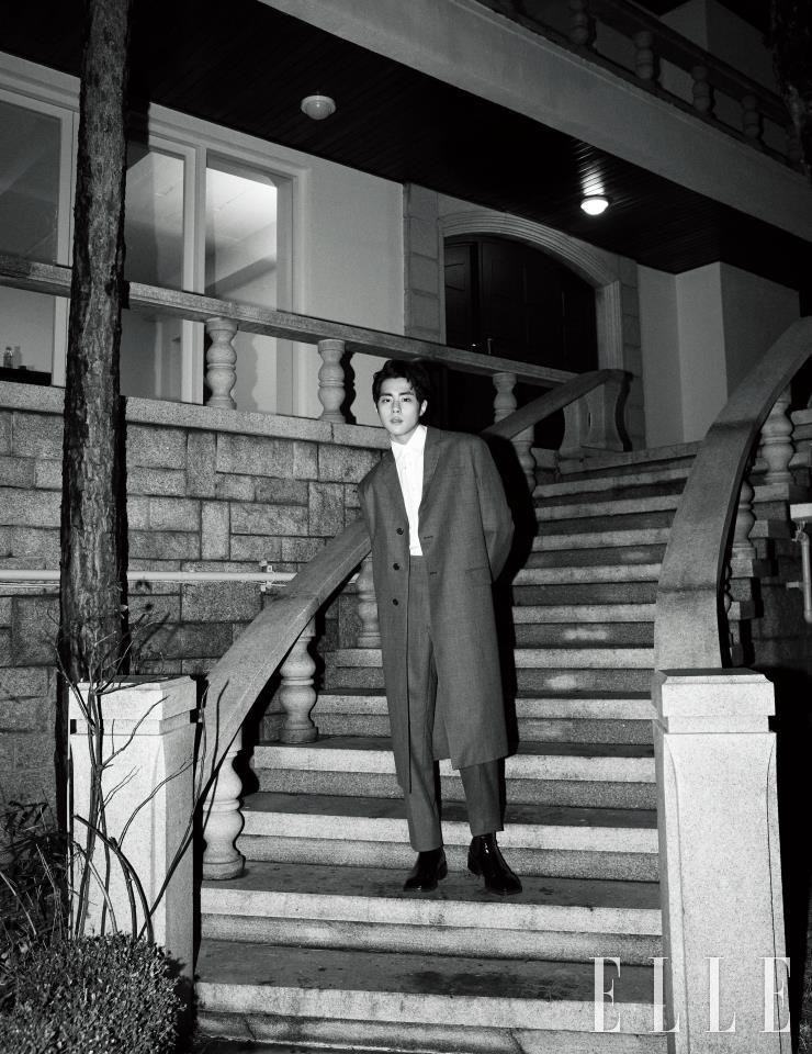 그레이 롱 코트와 슬랙스, 화이트 셔츠는 모두 Prada.