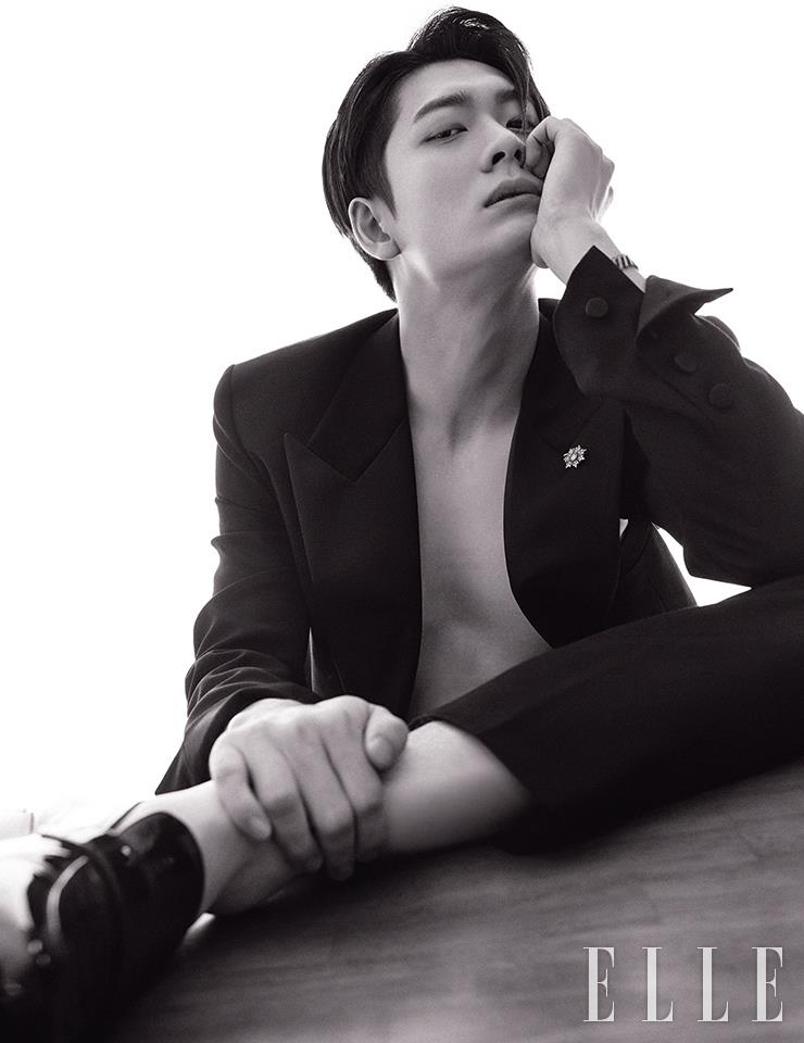 재킷과 팬츠, 포켓 스퀘어, 브로치, 브레이슬렛, 슈즈는 모두 Saint Laurent by Anthony Vaccarell