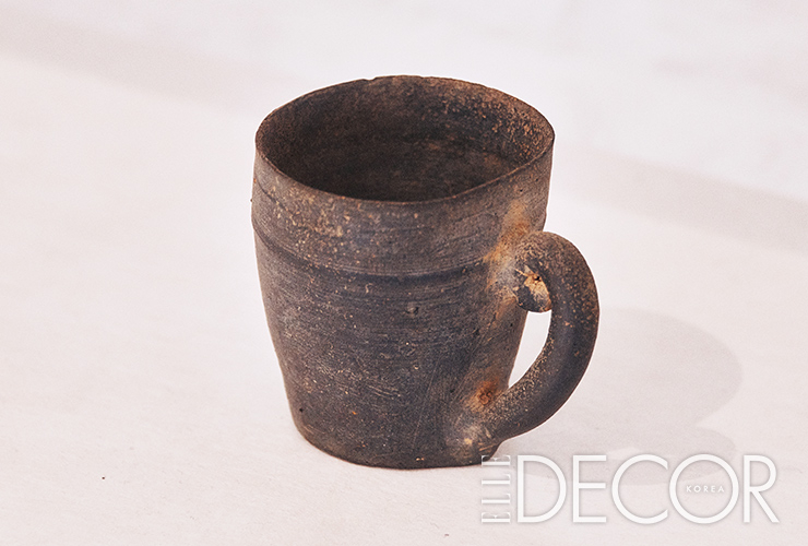아래는 오늘날의 머그잔을 닮은 잔.