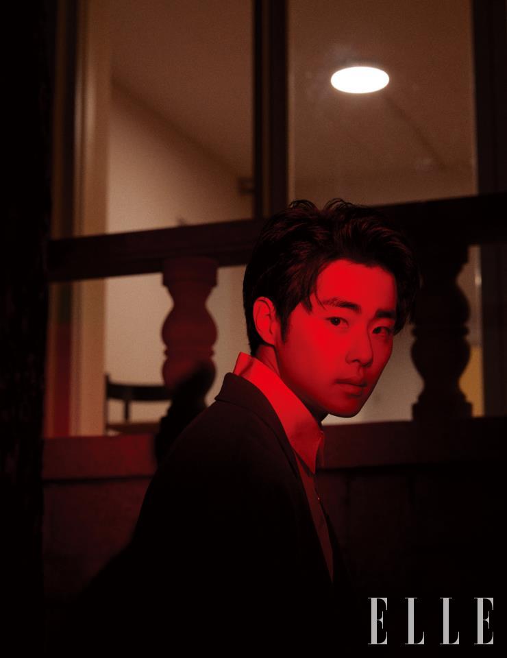  그레이 롱 코트와 화이트 셔츠는 모두 Prada.