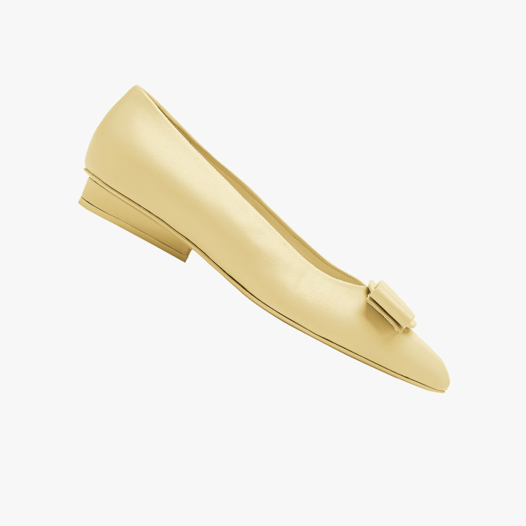리본 장식 플랫 슈즈는 85만원, Salvatore Ferragamo. 
