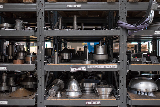 모델별 부품들이 차곡차곡 정리된 창고.