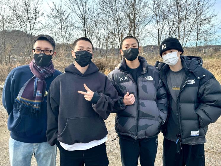 지민과 정국을 배웅하러 온 멤버들 