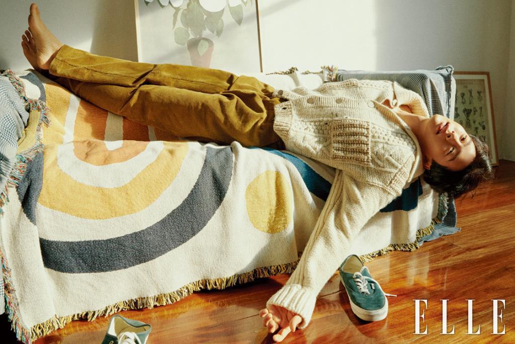 아이보리 컬러 니트는 Bottega Veneta. 코듀로이 팬츠는 Chin Down. 초록색 스니커즈는 Vans. 