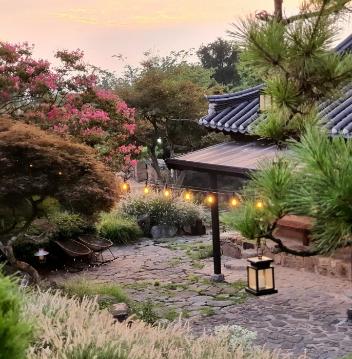 고택 산에는 꽃이 피네